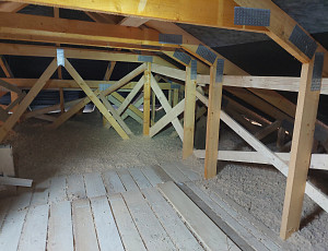 Zateplení stropu dřevostavby rodinného domu pomocí foukané izolace